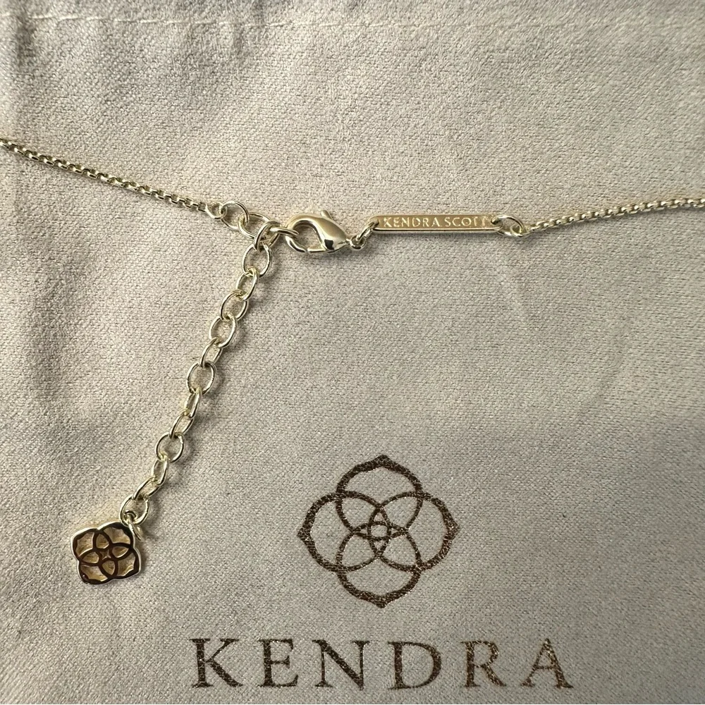 Kendra Scott Leanor Gold Pendant Necklace in White Pearl
